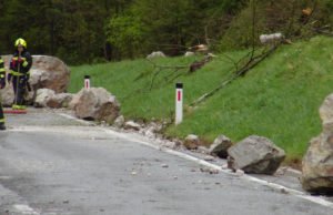 Skale na cesti Tržič Ljubelj